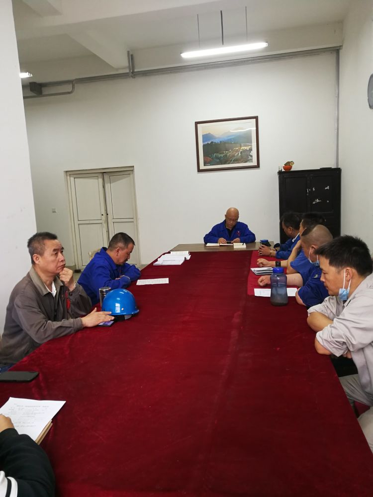 機(jī)加裝配黨支部召開全體黨員大會(huì)，組織主題教育學(xué)習(xí)。