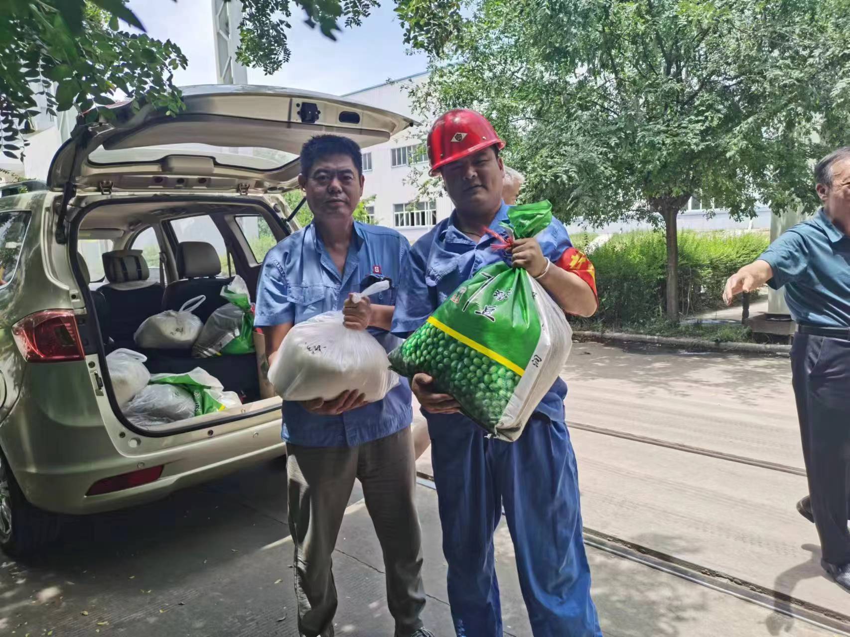 給一線生產(chǎn)車間和工地職工購(gòu)買了一批白糖、綠豆等防暑降溫品送到了車間工地
